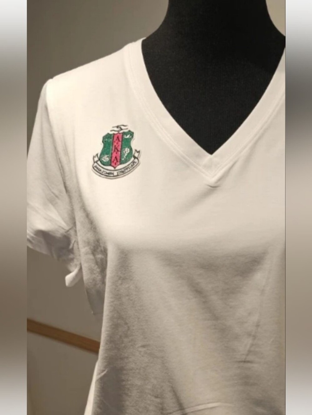 NEW AKA Pink Green Alpha Kappa Alpha Crest White VNeck SS Stretch T-shirt Top XL